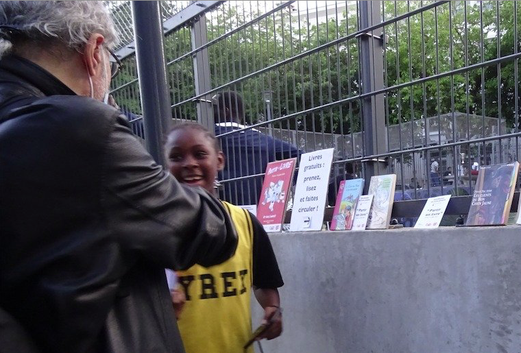 Pierre Martial, lors d'une distribution gratuite de livres dans les quartiers Nord de Paris (La Goutte d'Or)