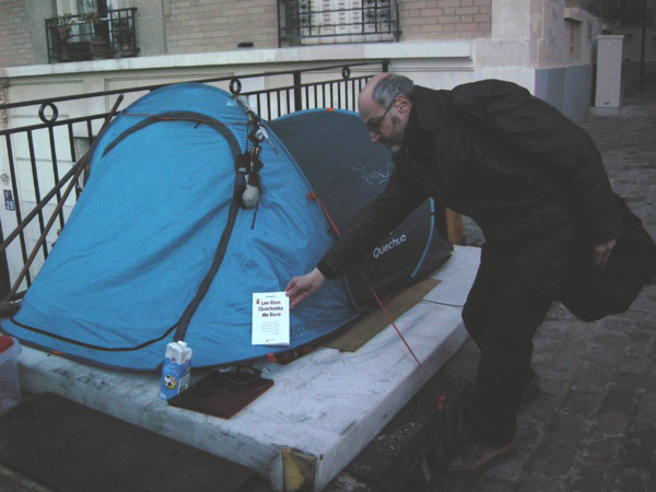 Dans-le-retro-Janvier-2017-Don-Quichotte-du-livre-Pierre-Martial-distribue-gratuitement-son-dernier-ouvrage-aux-sdf_a288.html